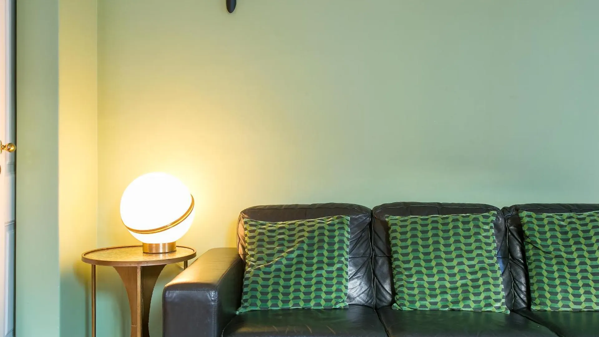 Spacious, Bright And Newly Renovated 2 Bedroom Apartment, Lisbon Historical Center, Madragoa شقة