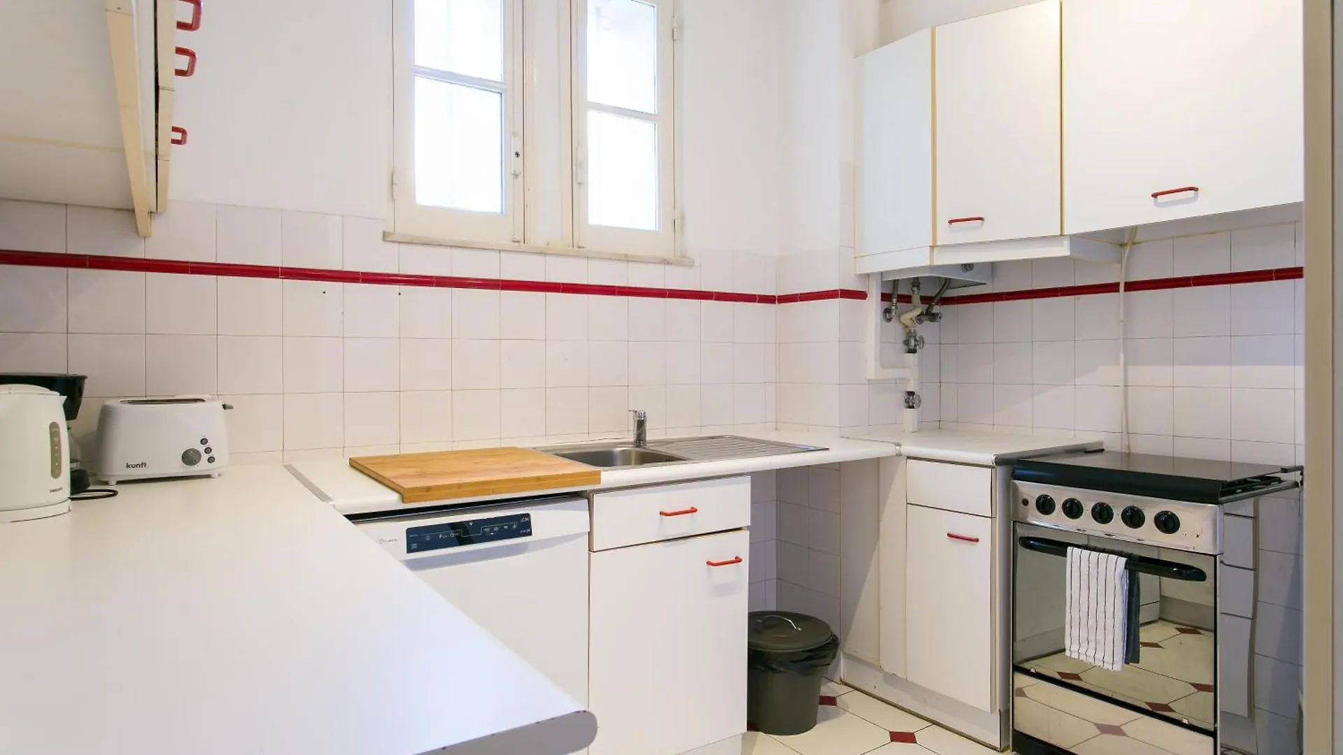 Spacious, Bright And Newly Renovated 2 Bedroom Apartment, Lisbon Historical Center, Madragoa