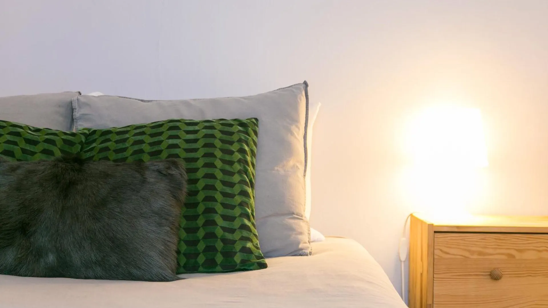 Spacious, Bright And Newly Renovated 2 Bedroom Apartment, Lisbon Historical Center, Madragoa