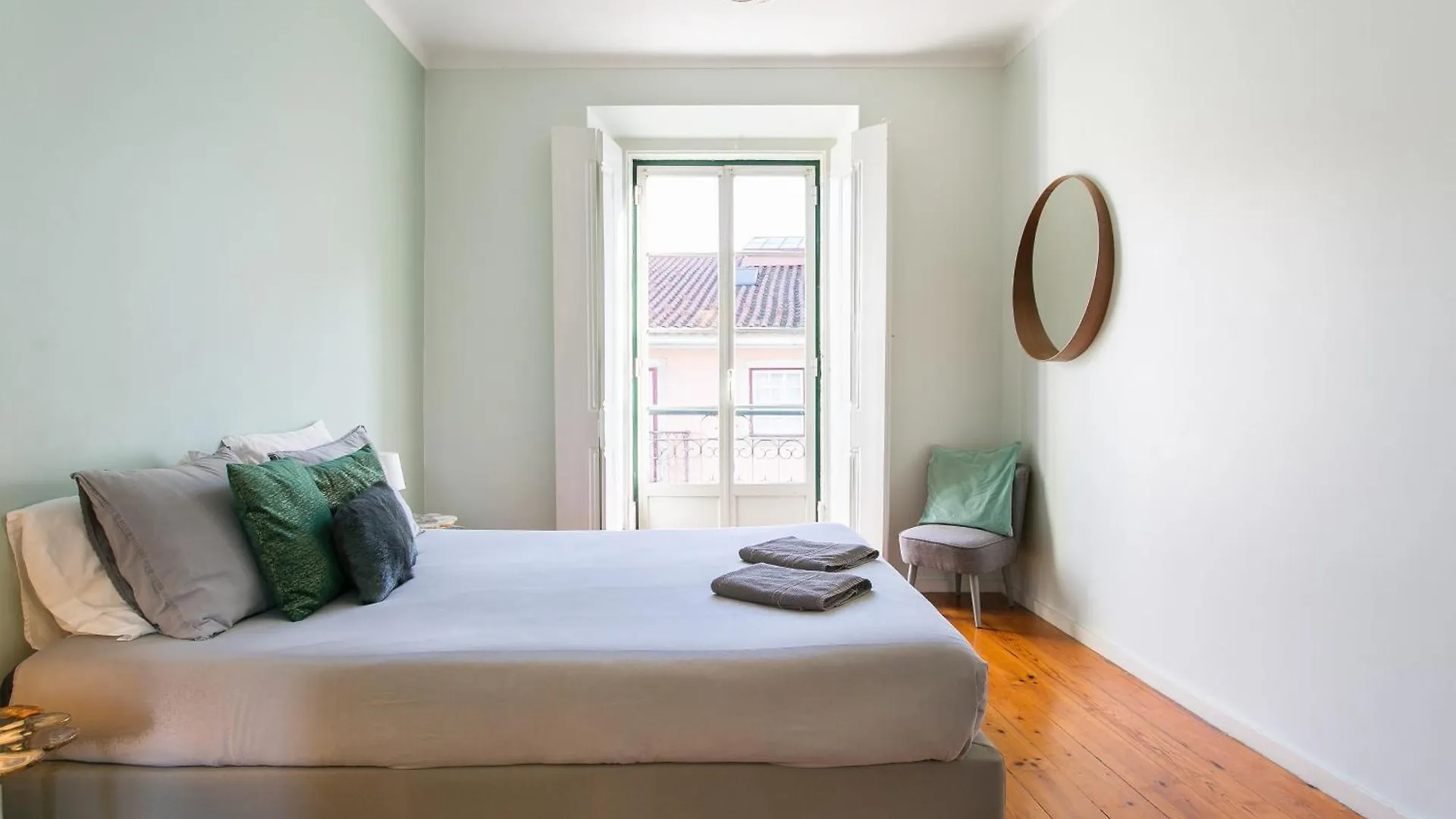 Spacious, Bright And Newly Renovated 2 Bedroom Apartment, Lisbon Historical Center, Madragoa شقة