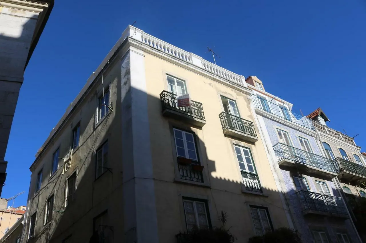 Spacious, Bright And Newly Renovated 2 Bedroom Apartment, Lisbon Historical Center, Madragoa