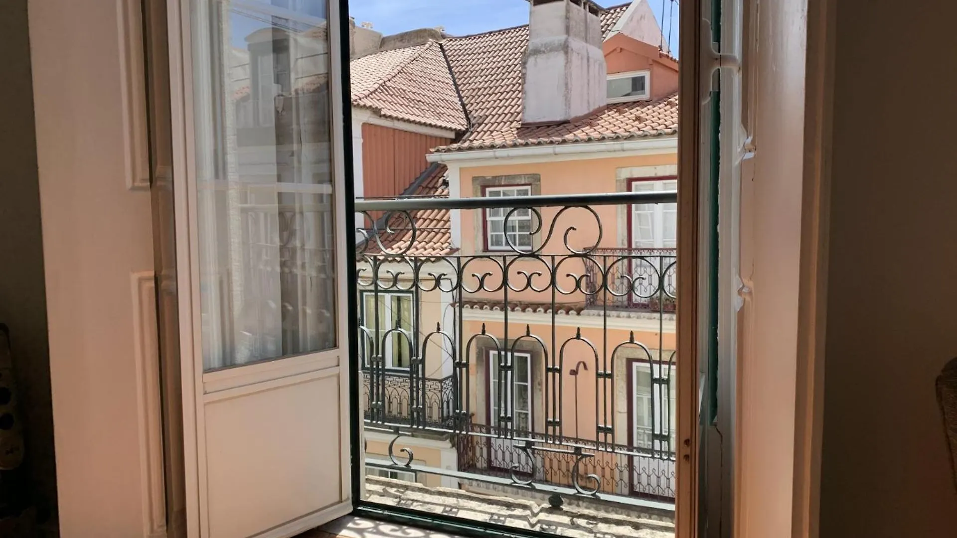 Spacious, Bright And Newly Renovated 2 Bedroom Apartment, Lisbon Historical Center, Madragoa