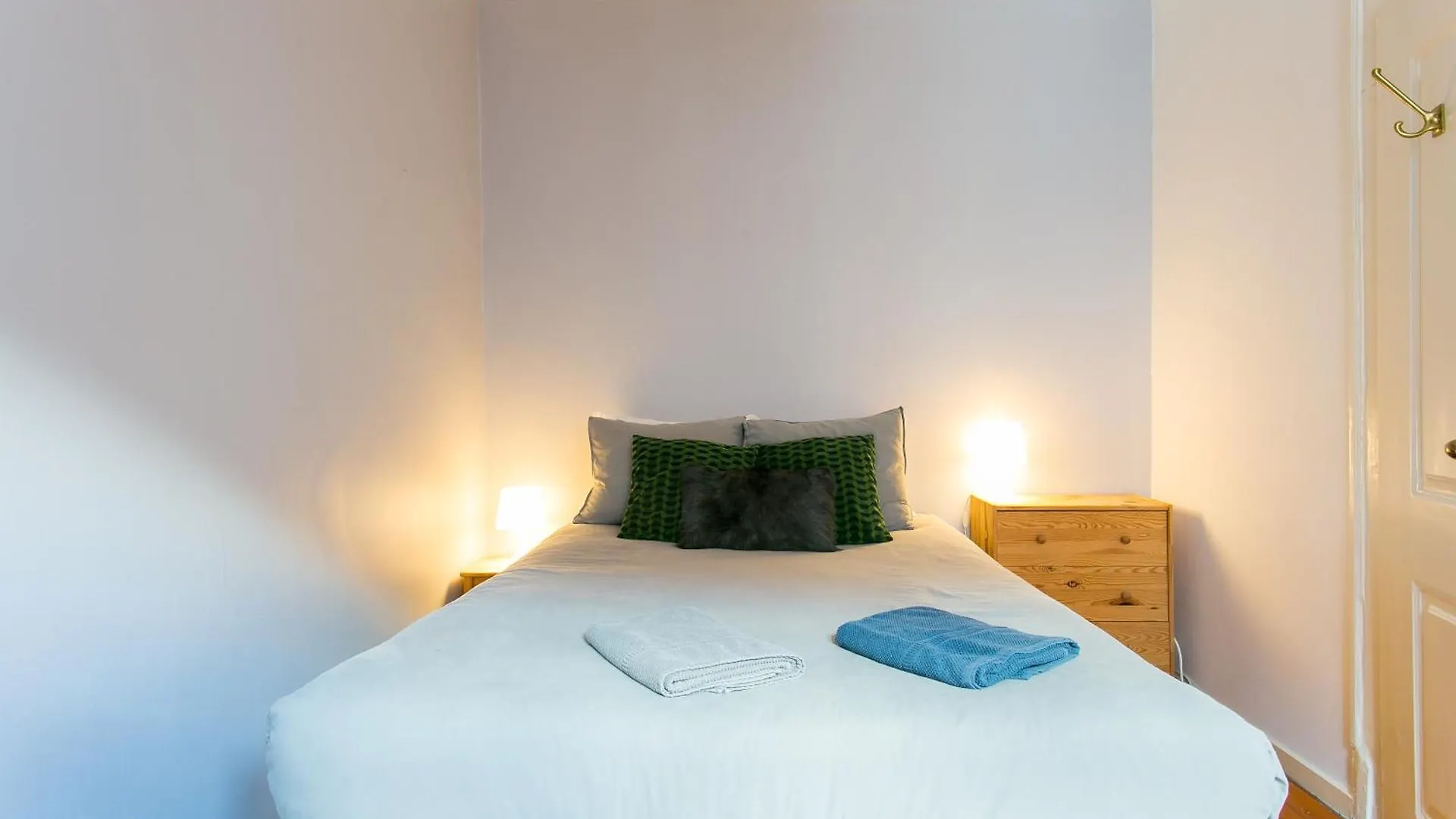Apartament Spacious, Bright And Newly Renovated 2 Bedroom Apartment, Lisbon Historical Center, Madragoa