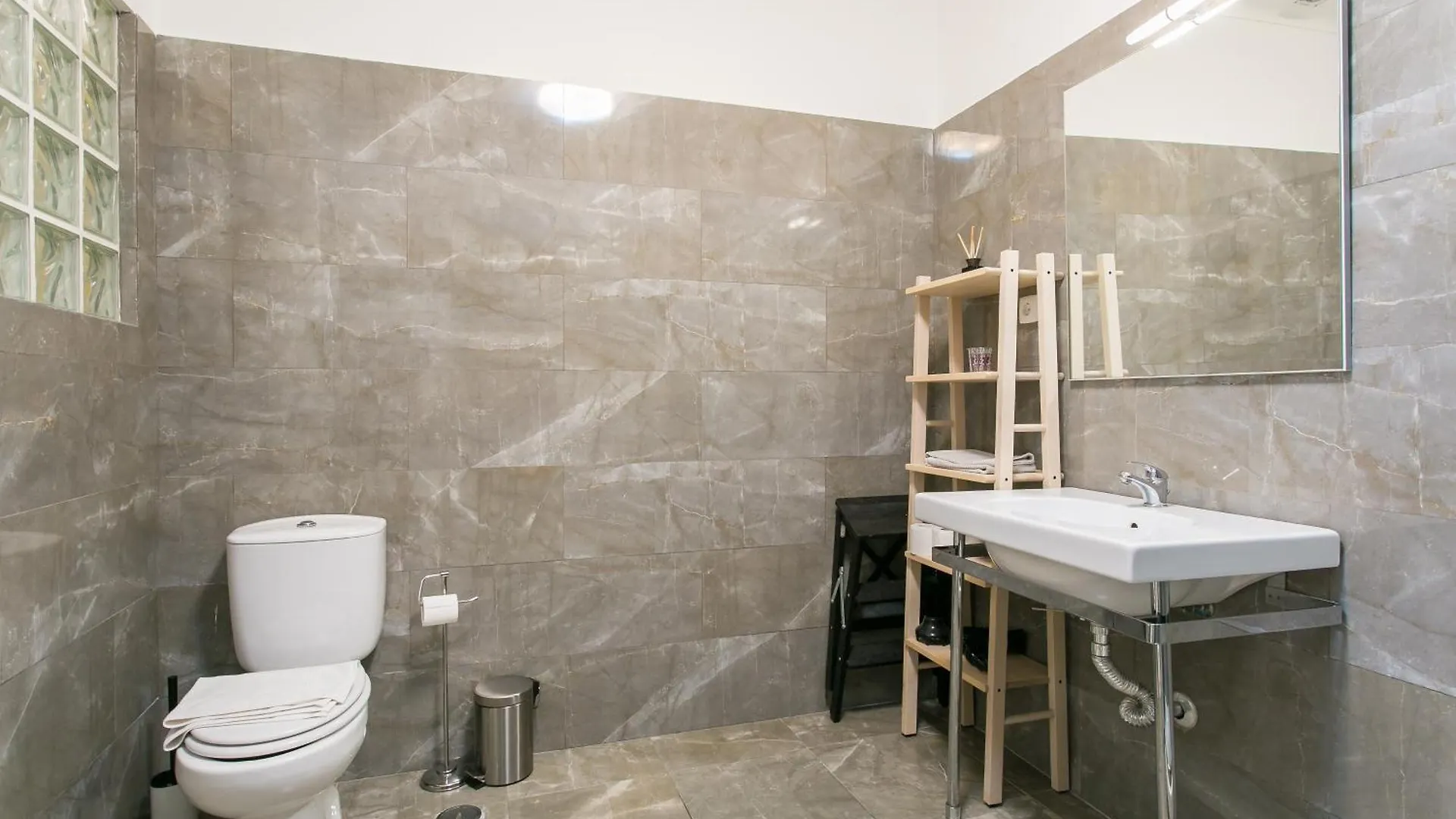Spacious, Bright And Newly Renovated 2 Bedroom Apartment, Lisbon Historical Center, Madragoa 0*,  Portugalia