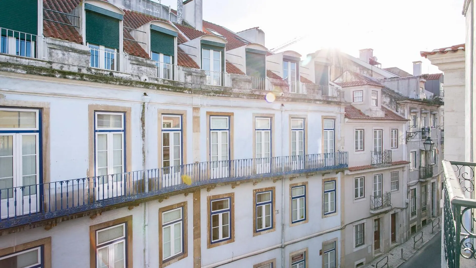 Spacious, Bright And Newly Renovated 2 Bedroom Apartment, Lisbon Historical Center, Madragoa Portugalia